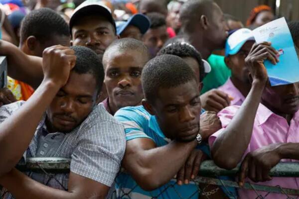 Haitianos piden retomar planes de regularización tras marcha en Friusa