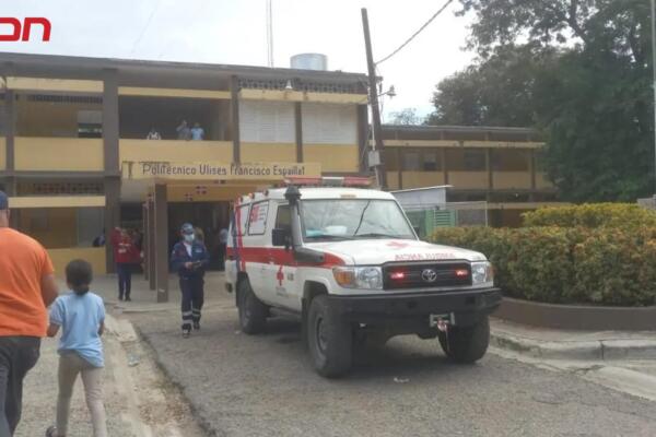 Politécnico Ulises Francisco Espaillat (UFE) intervenido por agentes de la Policía preventiva y Policía Nacional.