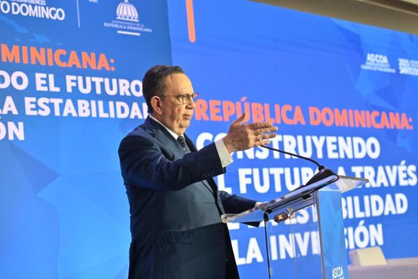 Héctor Valdez Albizu, Gobernador del Banco Central 
Foto: fuente externa