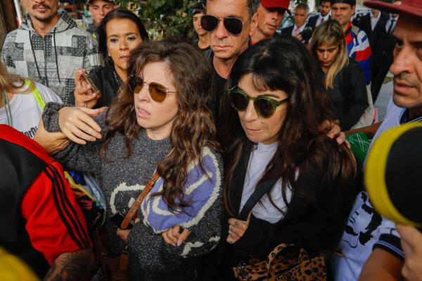 Dalma (i) y Giannina Maradona (d), hijas de Diego Armando Maradona, a su llegada el martes pasado, a los tribunales de San Isidro, en Buenos Aires. EFE/ Juan Ignacio Roncoroni