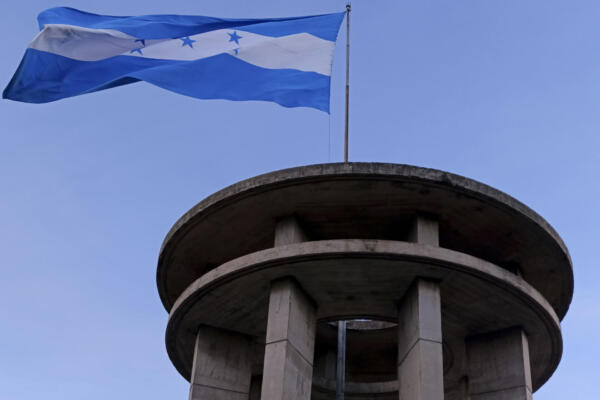 Fotografía del Monumento de la Paz donde ondea la bandera de Honduras, en el Cerro Juana Laínez, en Tegucigalpa. EFE/ Gustavo Amador