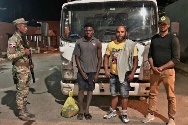 Camionero que ocultaba inmigrante haitiano bajo carga de sacos.