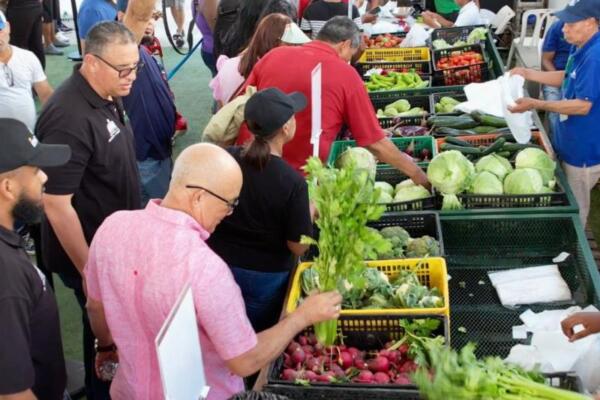 Ciudadanos realizan sus compras en el stand del Inespre en la Feria Agropecuaria Nacional.