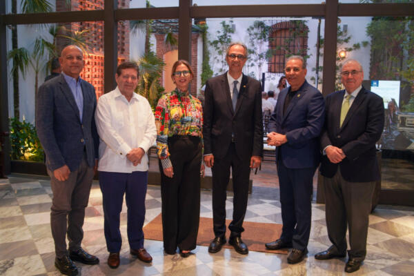 De izquierda a derecha, los señores José Enrique Delmonte, Adolfo López Belando, Carmen Rita Cordero, José Mármol, Osiris de León y Manuel García Arévalo
Foto: fuente externa