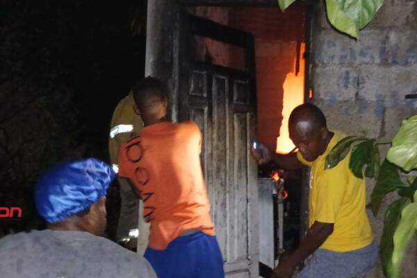 Incendio deja una vivienda reducida a cenizas en Barahona. (Foto, fuente extyerna)