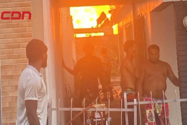 Las llamas han generado una impresionante columna de humo visible desde varias partes de la ciudad.
