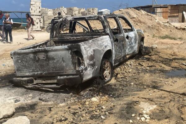 Policía investiga hecho en Uvero Alto donde un ciudadano haitiano perdió la vida, un dominicano herido y varios vehículos incendiados.