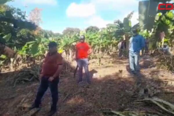 Familia Ramos, en el Santo Cerro, denuncia intento de desalojo de sus tierras por parte del funcionario gubernamental Andrés Bautista.