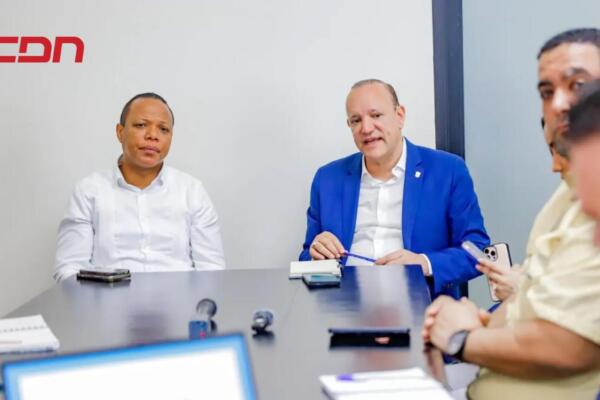 Reunión entre alcalde de Santiago y director de Intrant. 