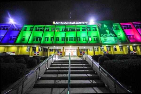 JCE ilumina sede central con colores alusivos al Día Mundial de las Enfermedades Raras. FOTO: JCE