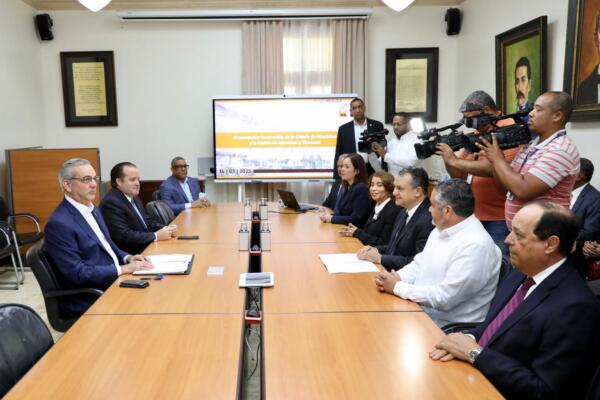 El presidente Luis Abinader sostuvo este viernes una reunión con los miembros del Pleno de la JCE para la presentación de la nueva cédula.