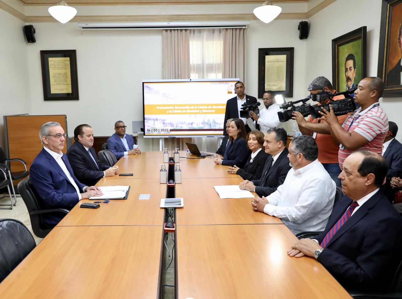 El presidente Luis Abinader sostuvo este viernes una reunión con los miembros del Pleno de la JCE para la presentación de la nueva cédula.