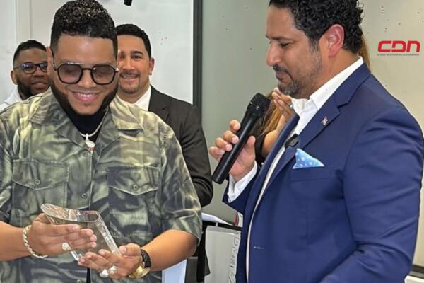 Consulado Dominicano en Barcelona reconoce a DJ Joe. (Foto, fuente externa)