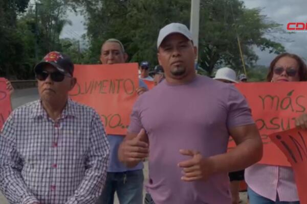 Los comunitarios expresan su preocupación por los desechos sólidos que dejan caer los camiones al no llevar lonas para cubrir la carga. Foto: Fuente externa