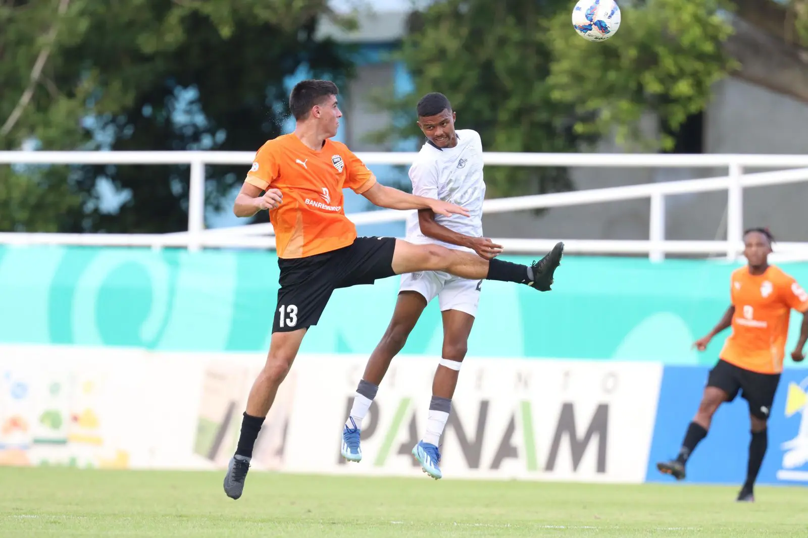 Javier Roces de Cibao fc, autor de dos goles ante Pantoja, y Darlin Valerio de Pantoja.