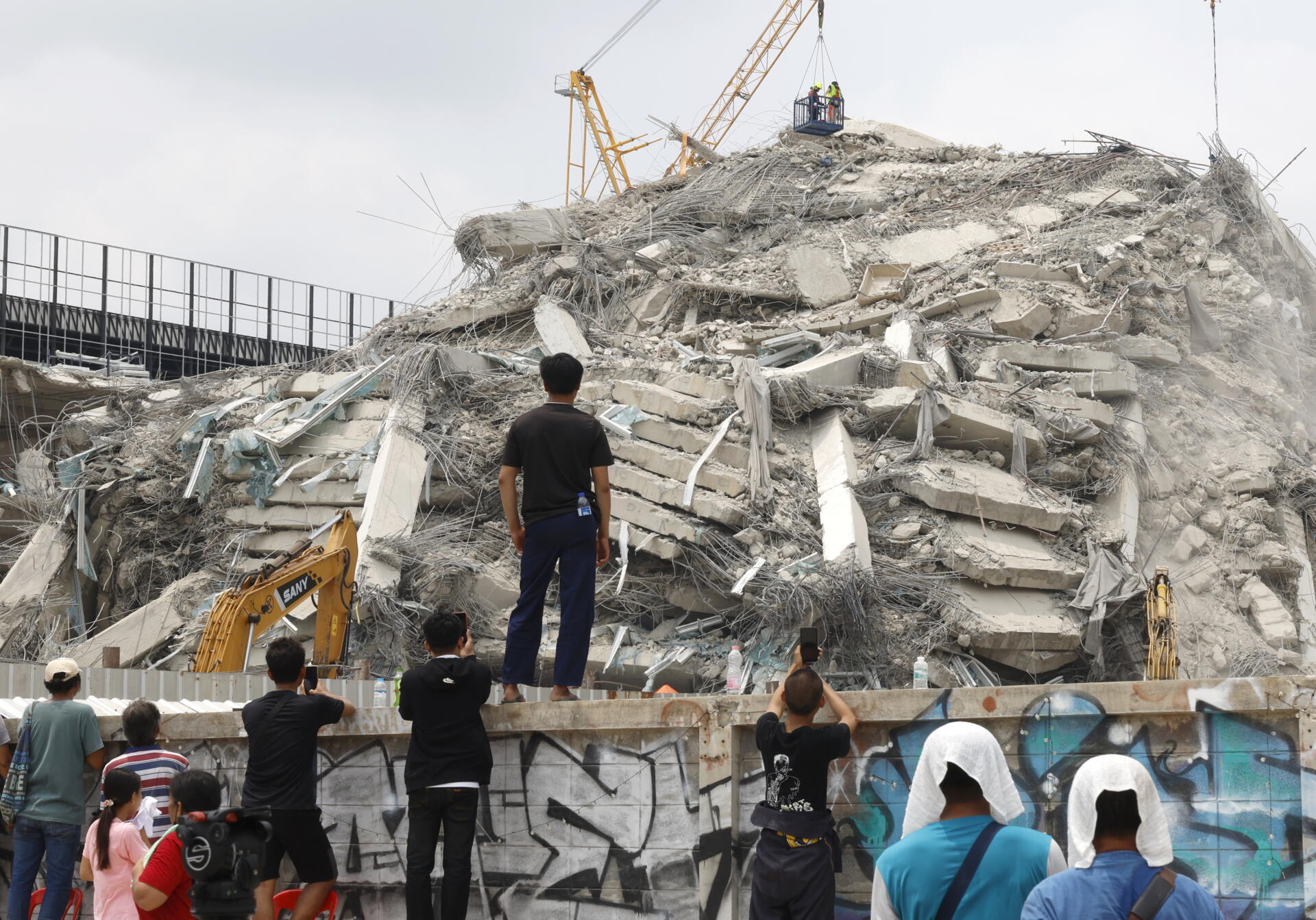 Siguen sin hallar supervivientes en el edificio de Bangkok que colapsó por el terremoto