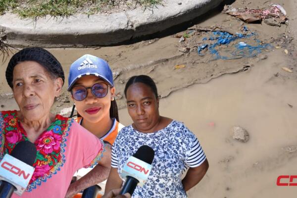 Residentes en lss calles en el sector Amada 1 en 