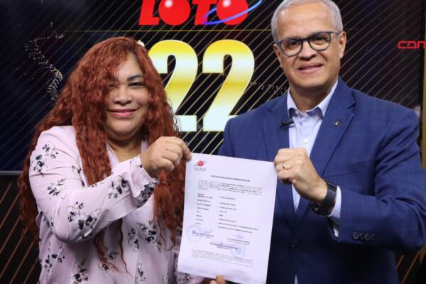 Leidsa entrega certificado a enfermera ganadora de 22 millones con el Loto. (Foto, fuente externa)