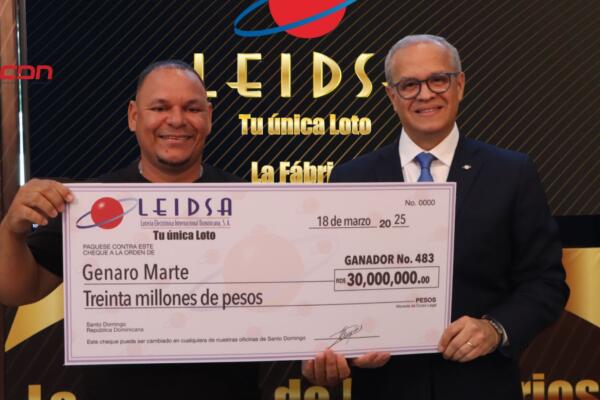Leidsa entrega 30 millones a camarero ganador del Loto. (foto, fuente externa)
