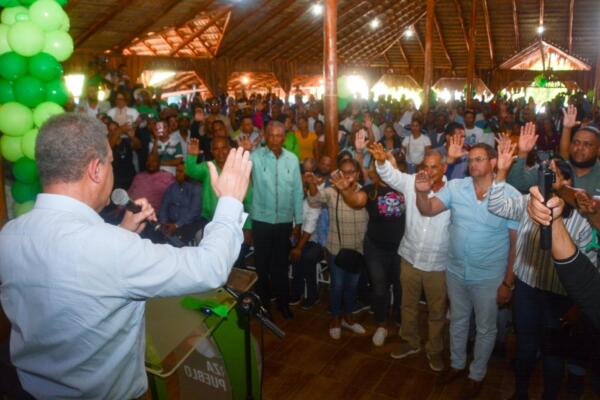 Leonel Fernández juramenta a nuevos miembros del PLD en Fuerza del Pueblo