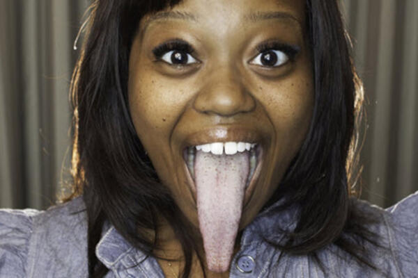 Lo que puede hacer la mujer con la lengua más larga del mundo