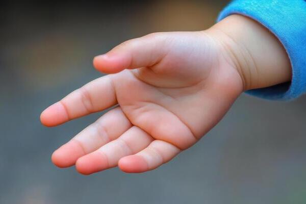 Madre clama por ayuda para su hijo de cuatro años con neoplasia maligna