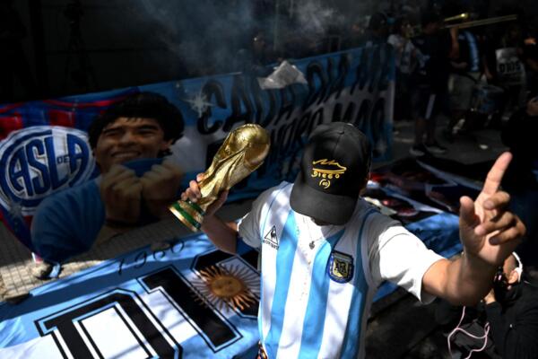 Un fanático hace un gesto mientras espera afuera del tribunal de San Isidro durante el juicio por la muerte de la leyenda del fútbol argentino Diego Maradona en San Isidro, provincia de Buenos Aires, Argentina. (Photo by Luis ROBAYO / AFP)