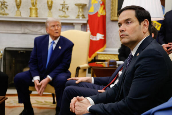 El secretario de Estado de Estados Unidos, Marco Rubio (derecha), junto al presidente de Estados Unidos, Donald Trump. Ludovic MARIN / AFP