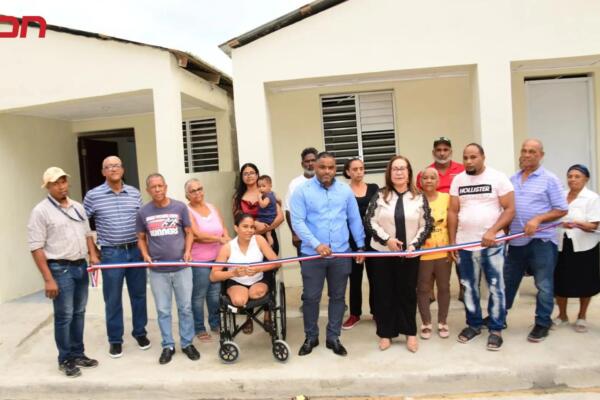 Ministerio de la Vivienda y Edificaciones y la gobernadora de Santiago, Rosa Santos, entregan viviendas a afectados por siniestro.