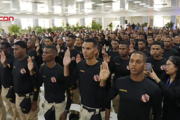 El presidente Luis Abinader encabezó este viernes la graduación de la primera promoción de 160 agentes de reacción rápida para interdicción migratoria. (Foto, fuente externa)