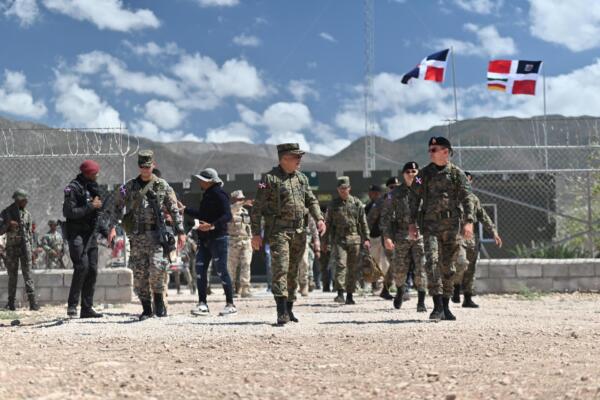 Ministro de Defensa supervisa operatividad de tropas en la frontera