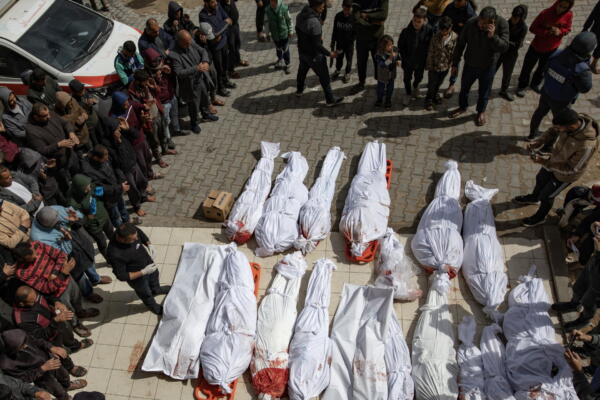 Palestinos alrededor de los cuerpos de sus familiares muertos en los bombardeos aéreos israelíes del 18 de marzo en Beit Lahia, en la Franja de Gaza. EFE/EPA/HAITHAM IMAD