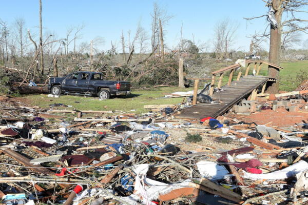 Un camión destrozado y una rampa entre los escombros en Darbun, Mississippi, EE.UU.. EFE/CHRIS TODD