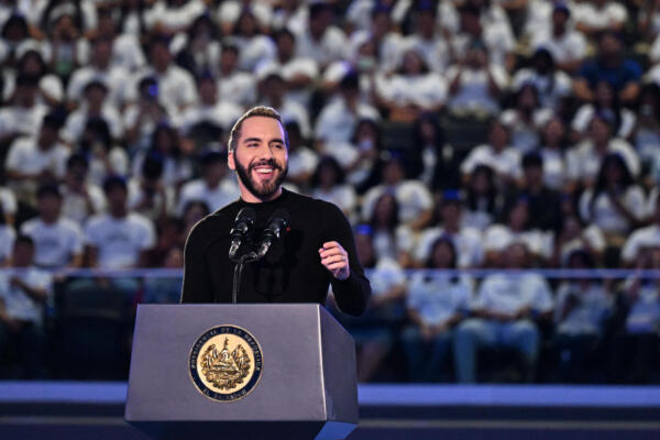El presidente de El Salvador, Nayib Bukele, hace un gesto mientras pronuncia un discurso ante estudiantes de secundaria en el Gimnasio Nacional Adolfo Pineda en San Salvador el 15 de marzo de 2025. AFP