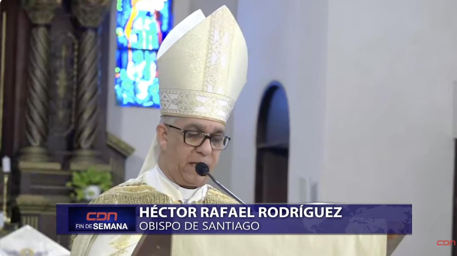 Obispo de Santiago llama al equilibrio en medio de tensiones por migración y marcha en Friusa