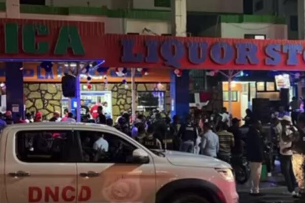 La noche de este domingo agentes policiales en Barahona realizaron un operativo en busca de sustancias ilegales o armas.