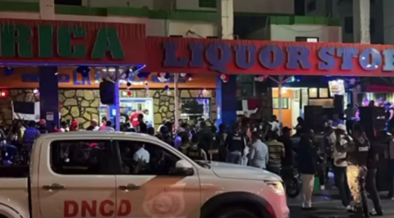 La noche de este domingo agentes policiales en Barahona realizaron un operativo en busca de sustancias ilegales o armas.