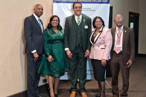 El Dr. Juan Iván Rogers Harper, presidente de IIAFA, Yuderka Ramos Lizardo,
Ramos Lizardo Asesores, S.R.L. (RLA), y organizadores.