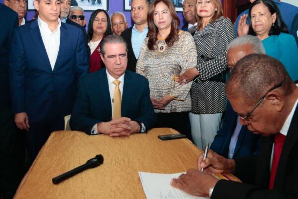Momento en que Francisco Javier, se inscribe como aspirante presidencial del PLD.