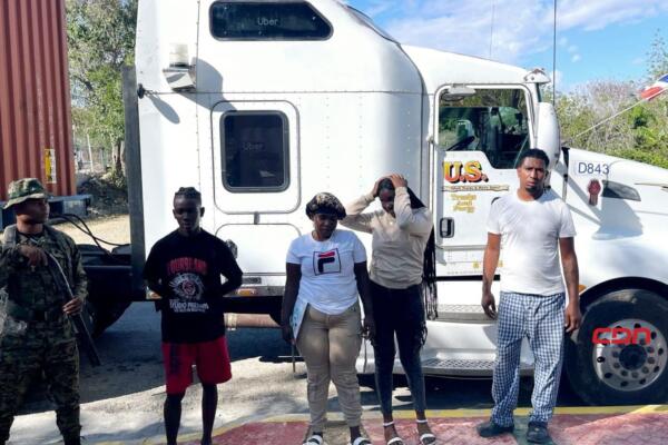 Arrestan camionero por ocultar haitianos indocumentados en patana. (foto, fuente externa)