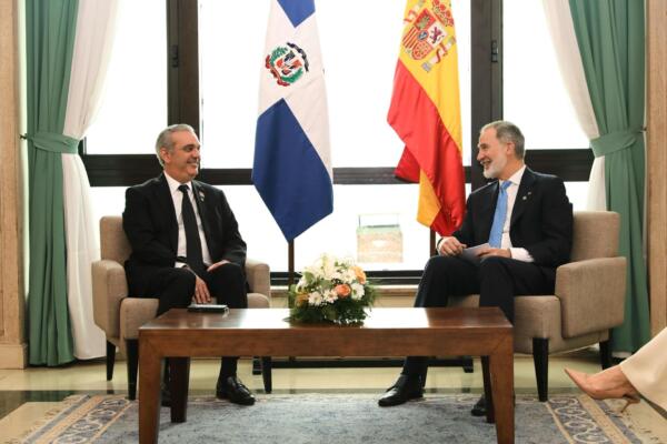 Presidente Luis Abinader sostiene reunión bilateral con el Rey de España