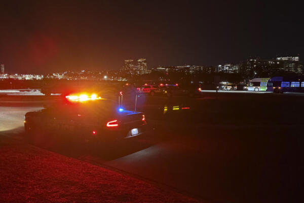 Foto de integrantes del departamento de Policía de Washington DC trabajando en la zona del accidente aéreo. EFE/ Octavio Guzmán