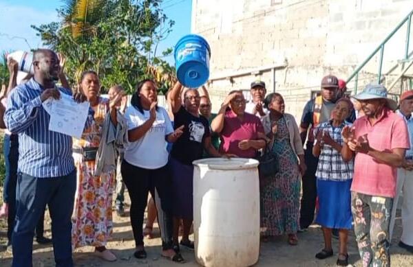 En Los Alcarrizos, residentes en el sector San José protestaron por las condiciones de abandono en que viven.