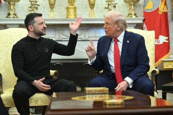 El presidente estadounidense Donald Trump y el presidente ucraniano Volodímir Zelenski se reúnen en la Oficina Oval de la Casa Blanca en Washington D. C., el 28 de febrero de 2025. SAUL LOEB / AFP