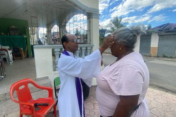 sacerdote Ángel Estévez, de la iglesia Anglicana Espicopal.
