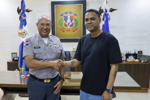 El director general de la Policía Nacional, mayor general Ramón Antonio Guzmán Peralta, junto al empresario Santiago Matias (Alofoke).