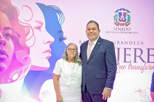 Maestra Eugenia Herasme, reconocida por el Senado de la República. 