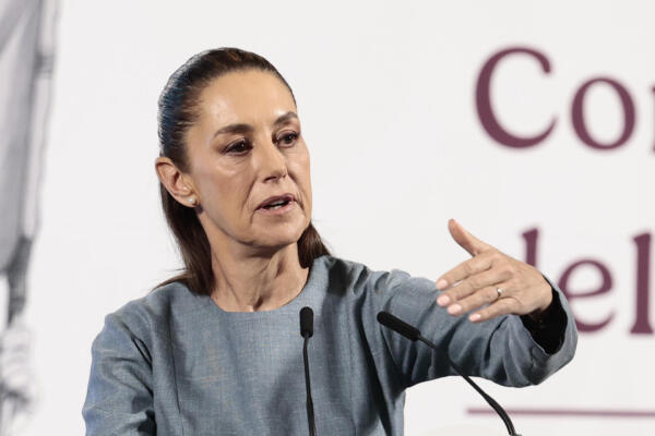 La presidenta de México, Claudia Sheinbaum, habla durante una rueda de prensa este lunes, en Palacio Nacional, en Ciudad de México. EFE/ José Méndez