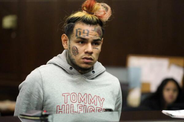 La residencia del rapero Tekashi 6ix9ine resultó allanada por agentes federales y oficiales del Departamento de Policía local de Florida.
