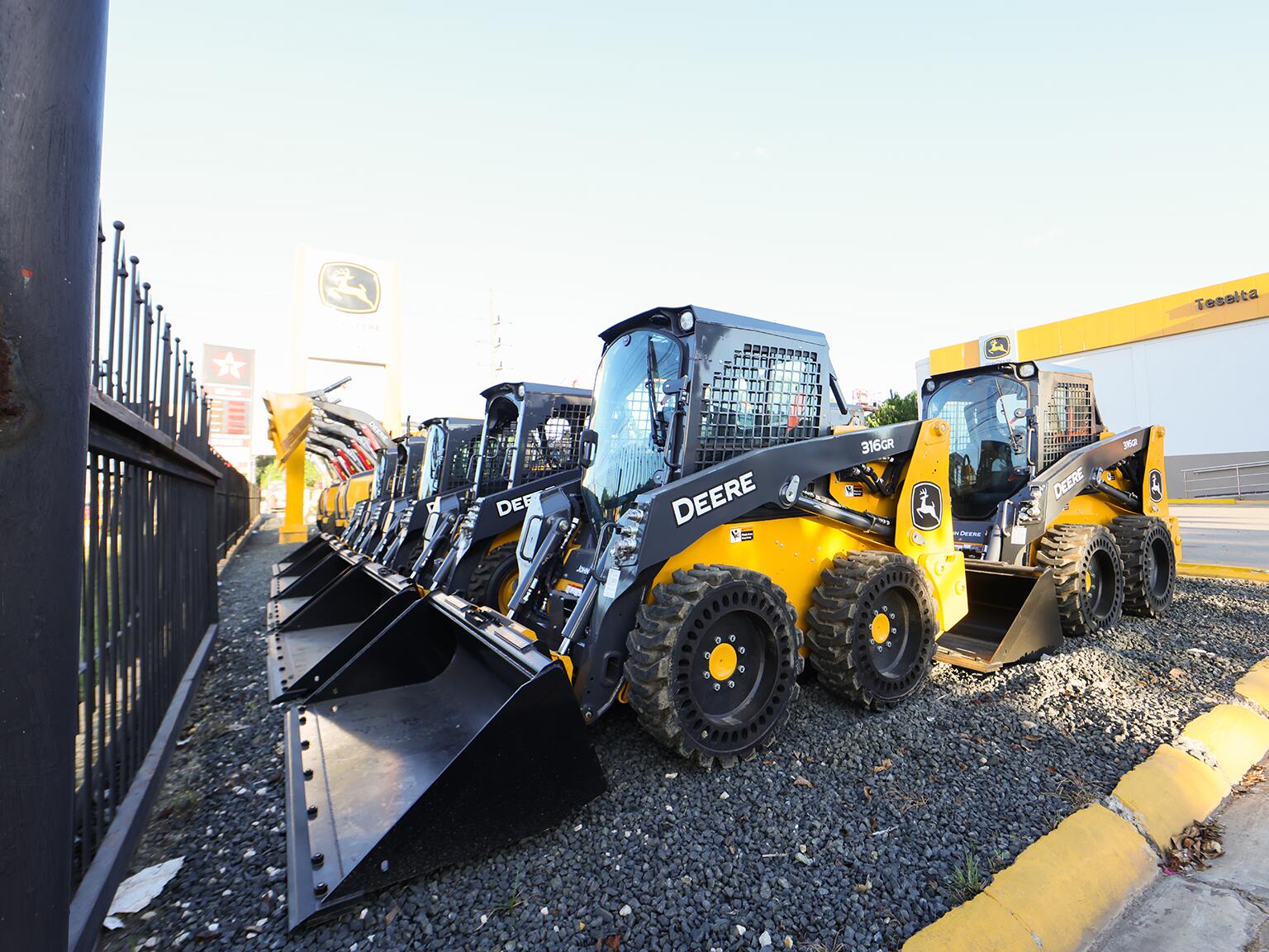 Con la representación exclusiva en el país de la prestigiosa línea John Deere Construcción, junto con marcas reconocidas como JLG, Genie y NPK, Teselta no solo distribuye equipos, sino que también ofrece respaldo técnico y asesoría especializada para garantizar el máximo desempeño en cada proyecto.